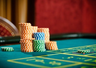 Live Bandar Ceme table with dealer and multiple player seats on lapak77 slot